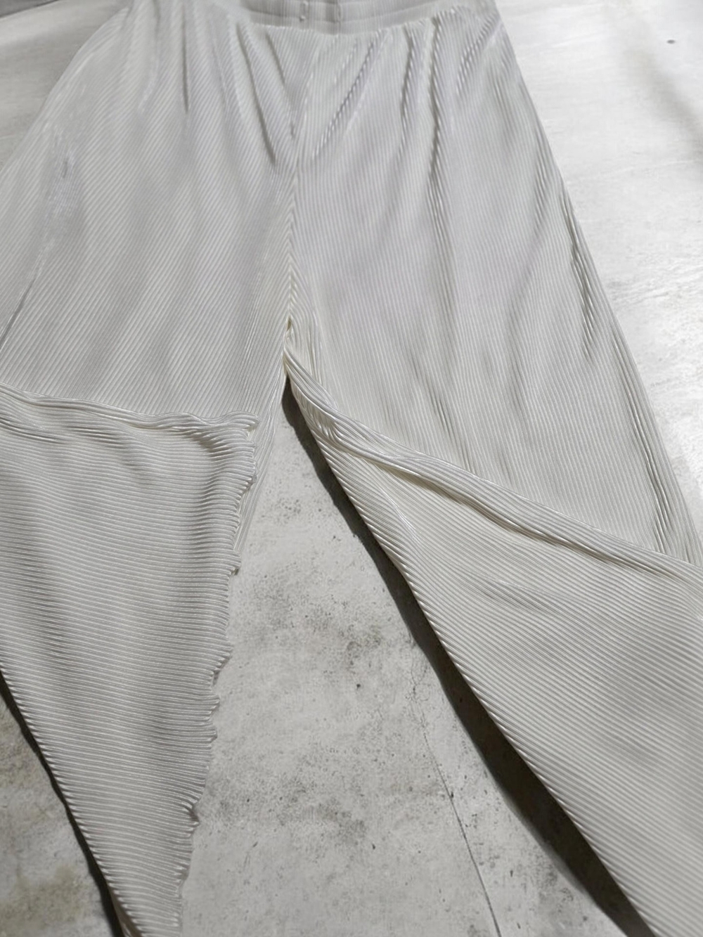 Women's Cream Pleated Wide-Leg Crop Pants - By The Zig Zag Stripe Size XL NWOT